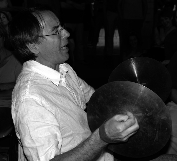 http://www.lara-vincy.com//images/evenement/107/carrousel/chales_cymbales_fluxus.jpg